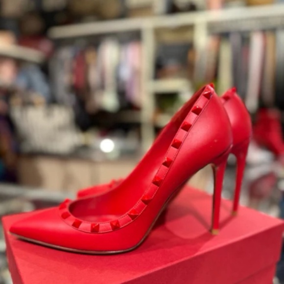 PRE OWNED VALENTINO GARAVANI RED TONAL ROCK STUD PUMP SZ 39 SHOE - Picture 2 of 4